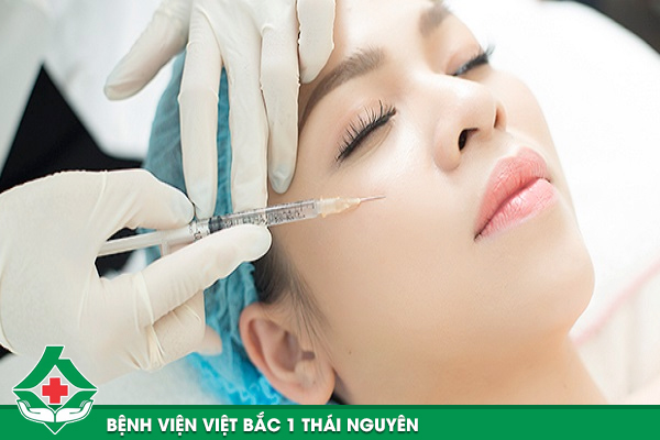Bác sĩ tiến hành cấy mỡ vào vùng mặt cho khách hàng tại Bệnh viện Việt Bắc 1
